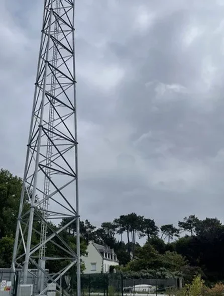 Une antenne 5G de 40 mètres a été installée à seulement 50 mètres d’une habitation à Kermarquer, dans la commune de La Trinité-sur-Mer.