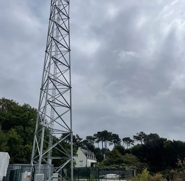 Une antenne 5G de 40 mètres a été installée à seulement 50 mètres d’une habitation à Kermarquer, dans la commune de La Trinité-sur-Mer.