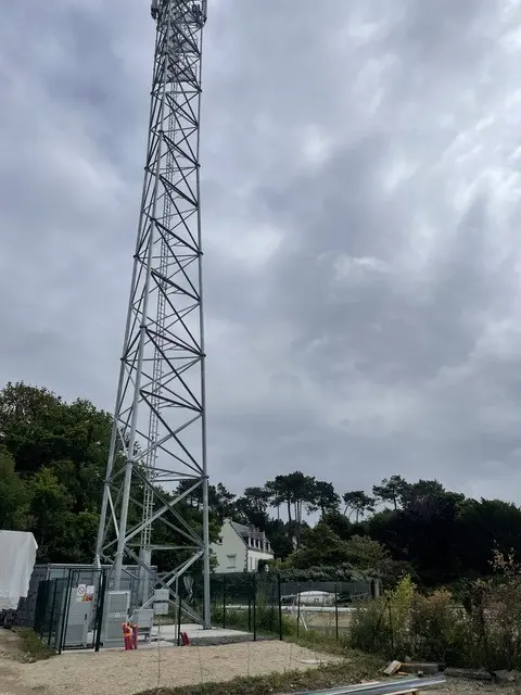 À La Trinité-sur-Mer, une antenne-relais de 40 mètres a été installée à 50 mètres d'une maison à Kermarquer, sans concertation préalable.